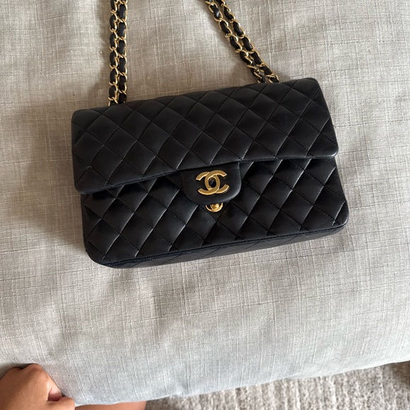 Chanel Black Quilted Shoulder Bag with Gold Chain - Picture 2 of 7